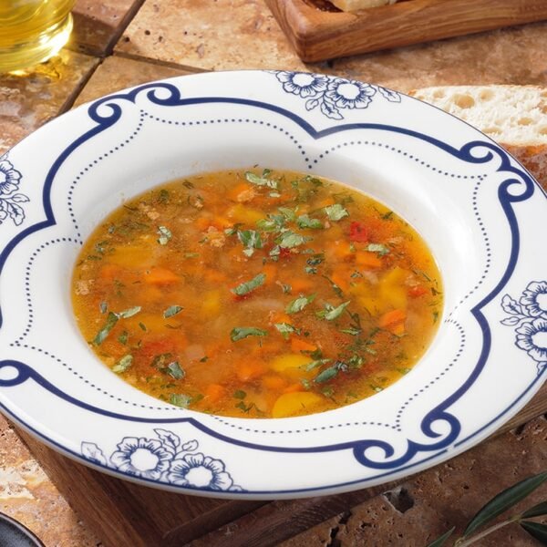 MINESTRONE CU LEGUME PROASPETE ȘI VARZĂ DE BRUXELLES. SE SERVEȘTE CU PASTA ORZO ȘI CIABATTA