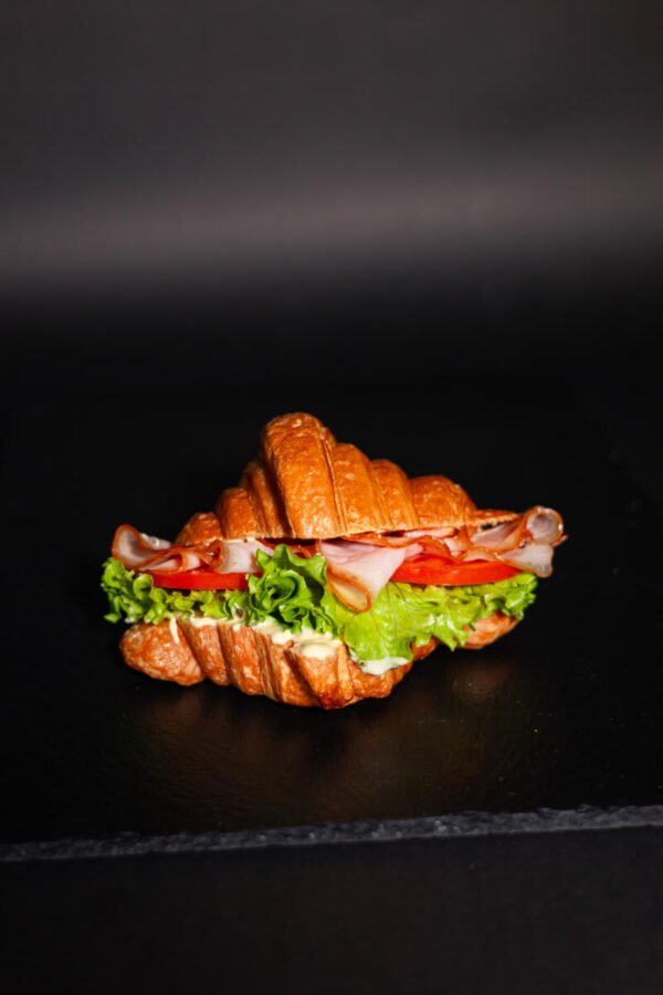 Круассан с беконом