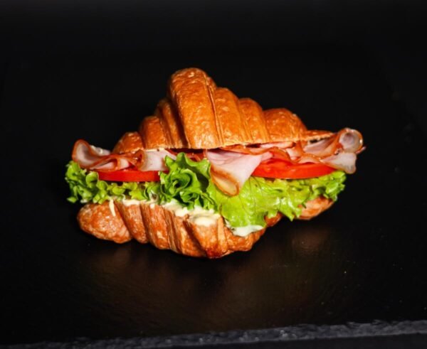 Круассан с беконом