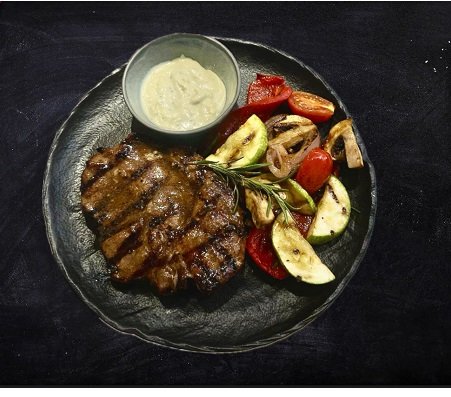 Steak de porc cu legume la gratar