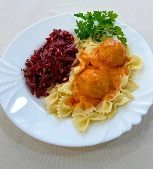 Макароны с тефтелями