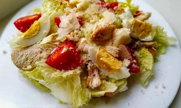 Салат Цезарь с курицей