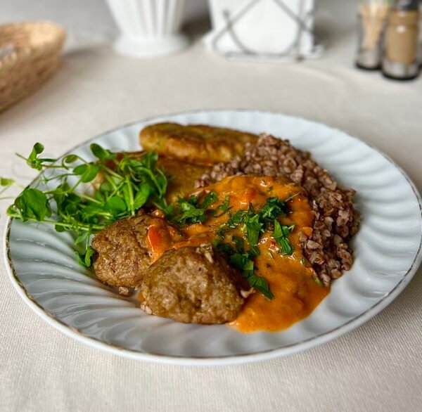 Гречка с котлетами