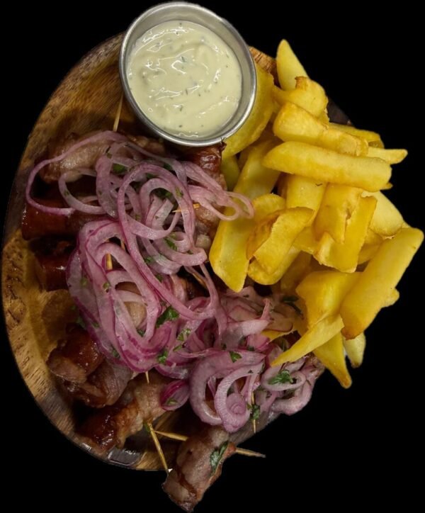 Cartofi felii cu cirnaciori vinatoresti si bacon