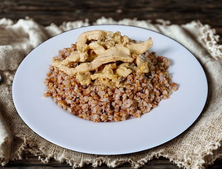 Гречневая каша с курицей в сливочном соусе с грибами/ Hrișcă cu pui în sos cremos cu ciuperci