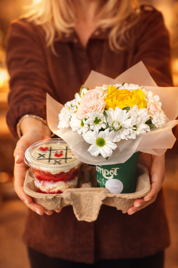 Десерт с цветами