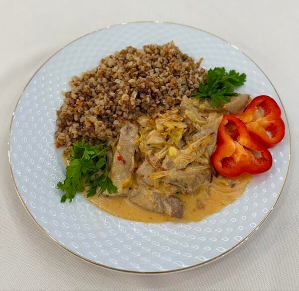 Бефстроганов из говяжьего языка с гречкой