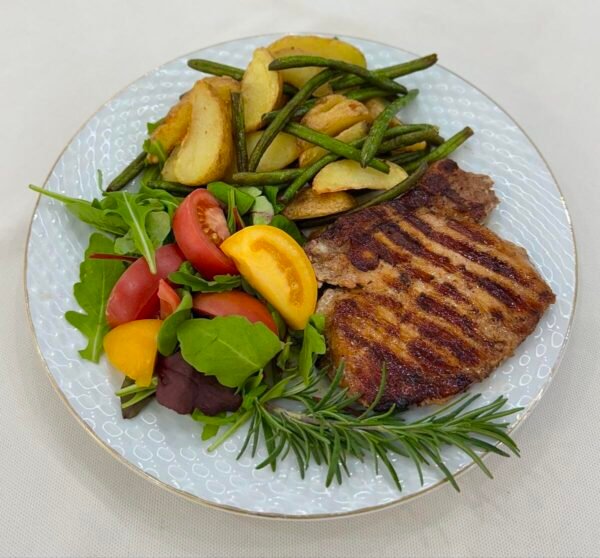 Свинной стейк с овощами