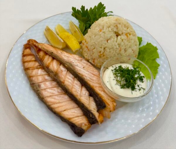 Лосось на гриле с рисом