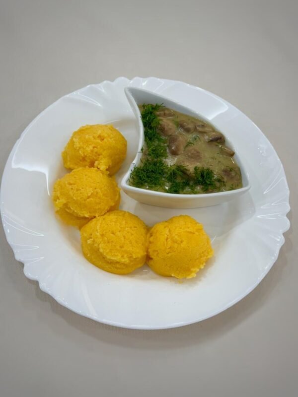 Грибы в соусе с мамалыгой (постное)