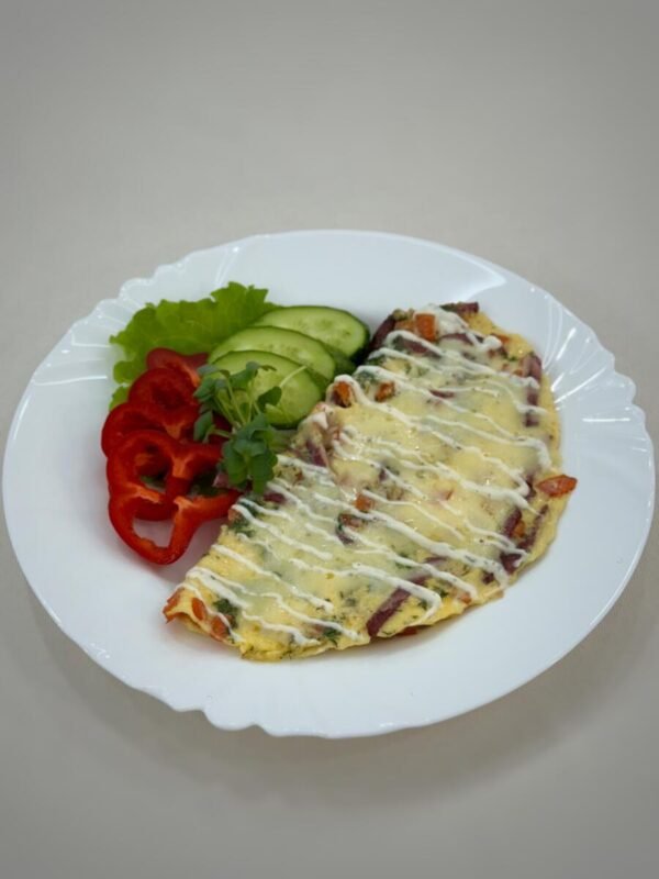 Омлет с колбасой и сыром