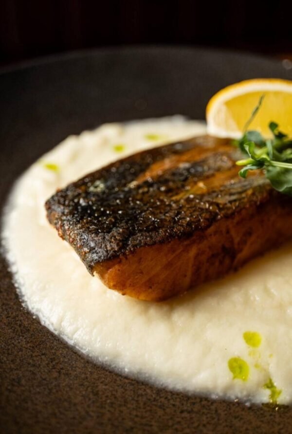 Семга с пюре из цветной капусты